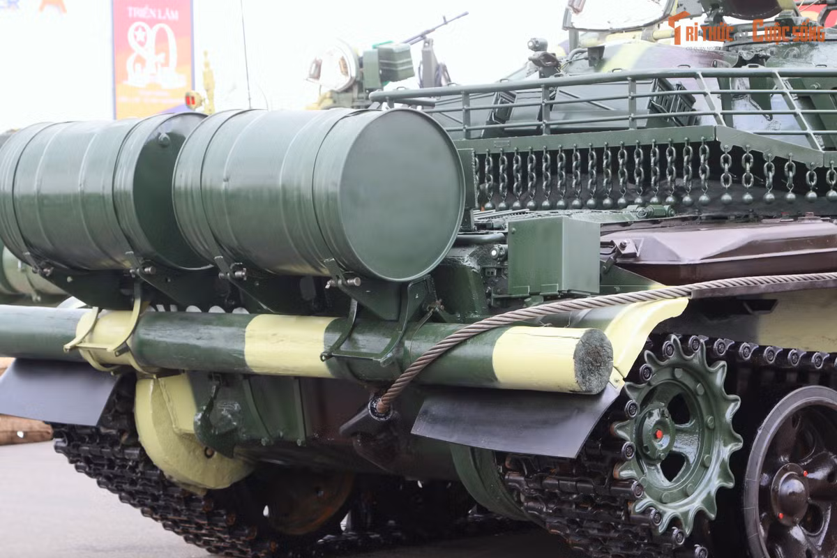 Một trong những điểm nhấn trong việc nâng cấp T-54 chính là nâng cấp hệ thống động cơ diesel V-55. Thay đổi này giúp cải thiện khả năng cơ động của xe, tăng hiệu suất cũng như tầm hoạt động. Vận tốc tối đa có thể đạt 50km/h, tầm hoạt động với đường nhựa là 550 km và đường đất là 520 km.