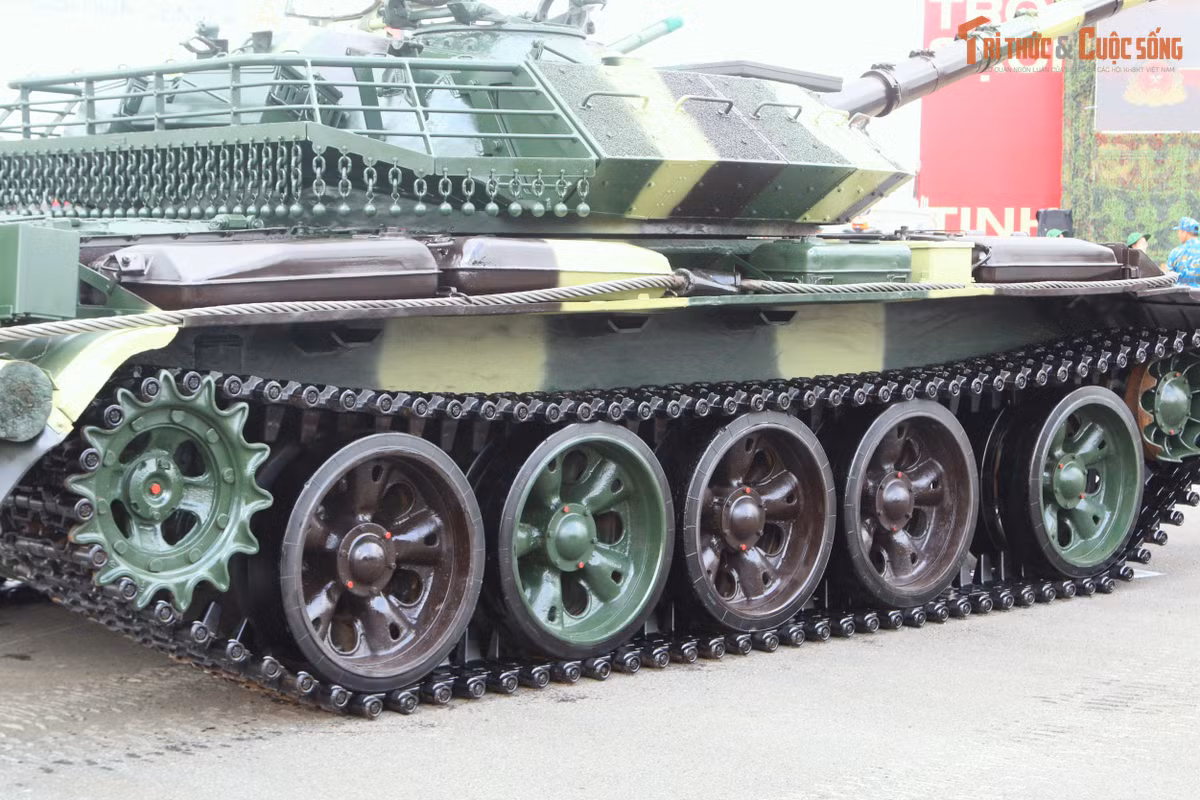 Trong đó hệ thống pháo của xe được tăng cường hệ thống giáp hộp phía trước và giáp lồng phía sau giúp bảo vệ xe tăng trước các loại vũ khí chống tăng thông thường.