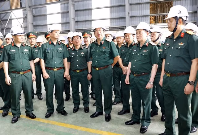 Thượng tướng Phạm Hoài Nam kiểm tra tiến độ chế tạo xe tăng hạng nhẹ T-1. Ảnh: Bộ Quốc phòng.