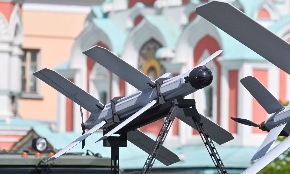 Những thách thức về chuỗi cung ứng này có thể hạn chế luôn việc triển khai các biến thể tiên tiến như XXL, đặc biệt là nếu tuyên bố về phạm vi hoạt động lên tới 200 km và khả năng AI, thì chắc chắc đòi hỏi cần phải có các phần cứng phức tạp, tinh vi hơn. Ảnh: @Military TV.