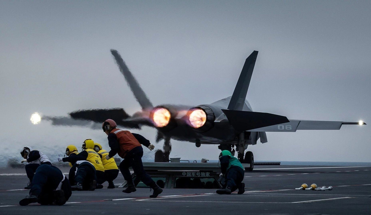 Liêu Ninh chính là tàu sân bay Đô đốc Kuznetsov thời Liên Xô, được Trung Quốc mua lại từ Ukraine dưới dạng xác tàu chưa hoàn thiện, sau đó tân trang và đưa vào sử dụng. Sơn Đông là phiên bản cải tiến của Liêu Ninh, được đóng trong nước.