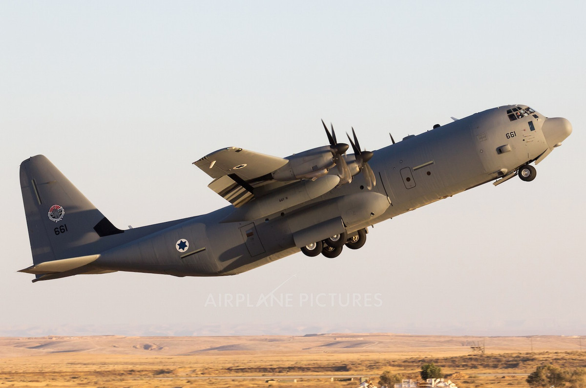 Một chiếc C-130 thả cùng một vũ khí ở độ cao 7.620 mét và tốc độ 402 km/h sẽ tạo ra lực tác động động học nhỏ hơn đáng kể so với một chiếc B-2 thả cùng vũ khí ở độ cao 15.240 mét và tốc độ 804 km/h. Chắc chắn đây là một vấn đề lớn đối với việc dùng C-130 mang bom GBU-57 Massive Ordnance Penetrators (MOP) để tấn công cơ sở làm giàu hạt nhân nằm dưới một ngọn núi ở Fordo của Iran. Ảnh: @ WinAir.