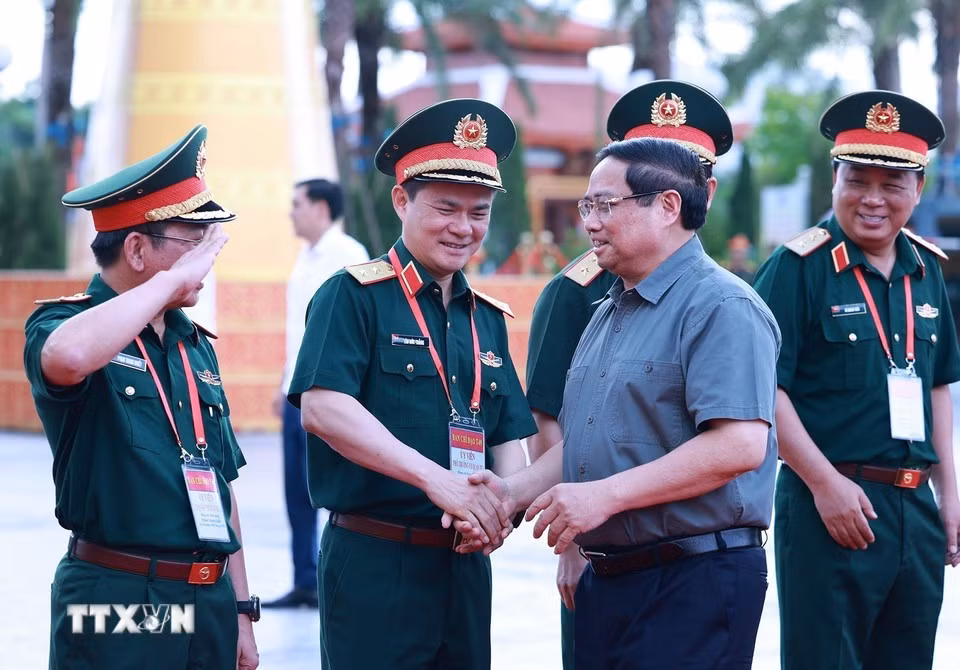 Thủ tướng Phạm Minh Chính với lãnh đạo Bộ Quốc phòng. Ảnh: Dương Giang/TTXVN