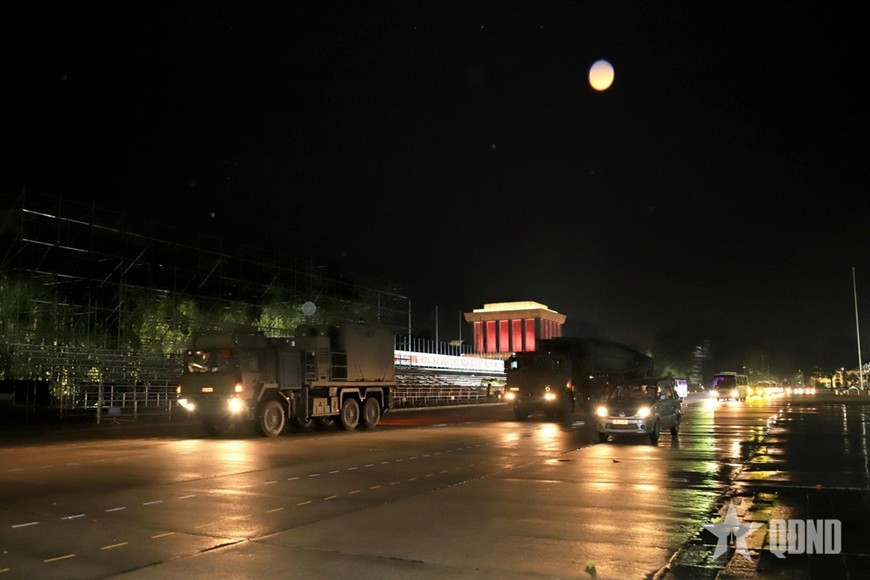 Lực lượng, phương tiện cơ động trên đường và hành quân qua Quảng trường Ba Đình.