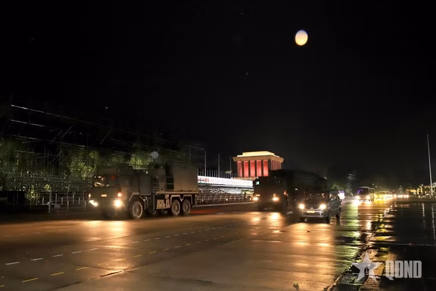 Lực lượng, phương tiện cơ động trên đường và hành quân qua Quảng trường Ba Đình.