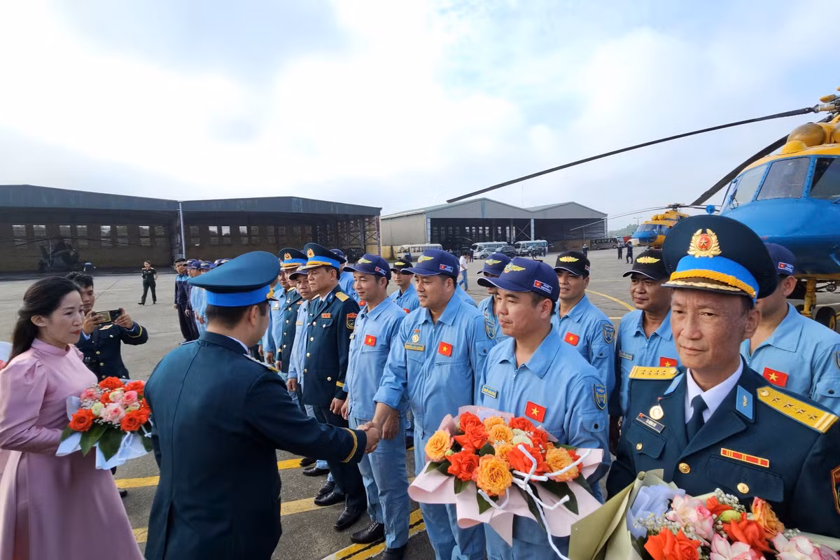 7h30 ngày 2/9, 10 chiếc trực thăng hoàn thành nhiệm vụ trong đại lễ A80, trở về hạ cánh tại sân bay Hòa Lạc (TP Hà Nội).