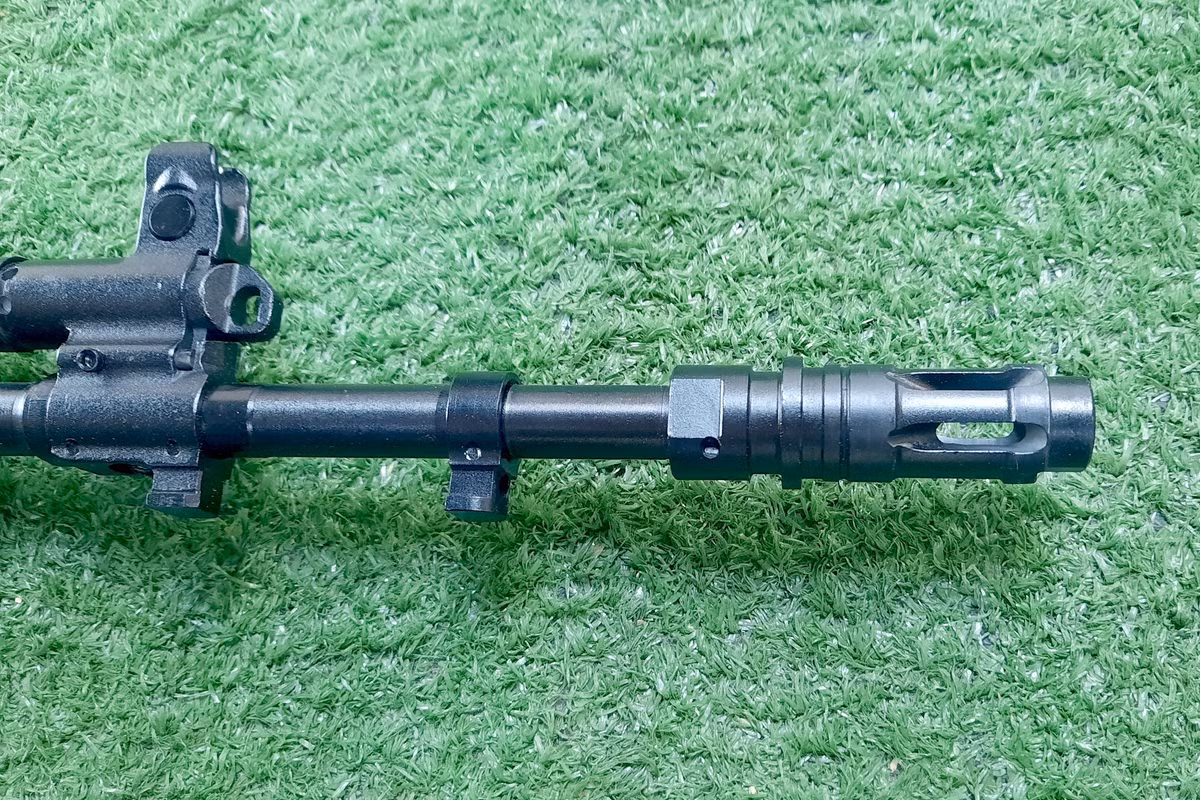 Phần chớp đầu nòng của AK-12K cũng có thiết kế khác so với AK-12. Súng vẫn hỗ trợ gắn nòng giảm thanh.