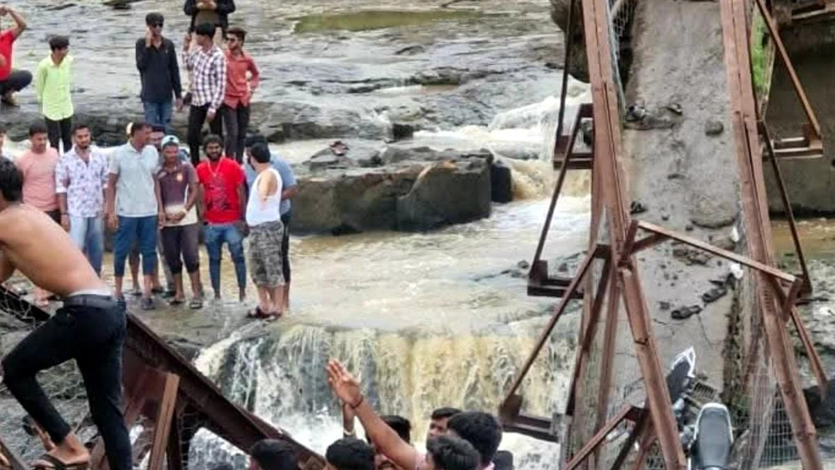 Có tới hơn 100 du khách đang có mặt trên chiếc cầu khi nó bất ngờ bị sập - Ảnh: Punemirror.com