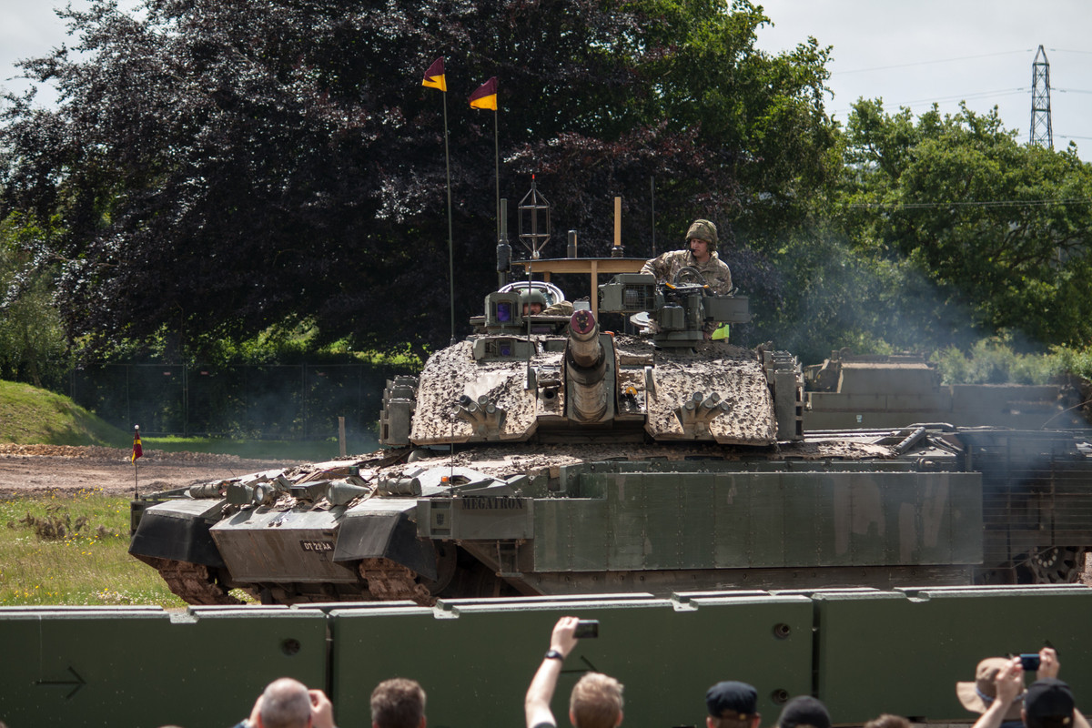 Phiên bản Challenger 2 TES (Theatre Entry Standard) Megatron, được nâng cấp để đáp ứng yêu cầu tác chiến hiện đại, đặc biệt trong các môi trường chiến trường phức tạp như Iraq và Afghanistan, đã khẳng định vị thế là một cỗ máy chiến đấu đáng gờm.