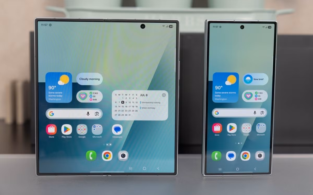 Kích thước màn hình ngoài và trong của máy tăng lên lần lượt 6,5 và 8 inch, trong khi thế hệ trước là 6,2 và 7,6 inch.