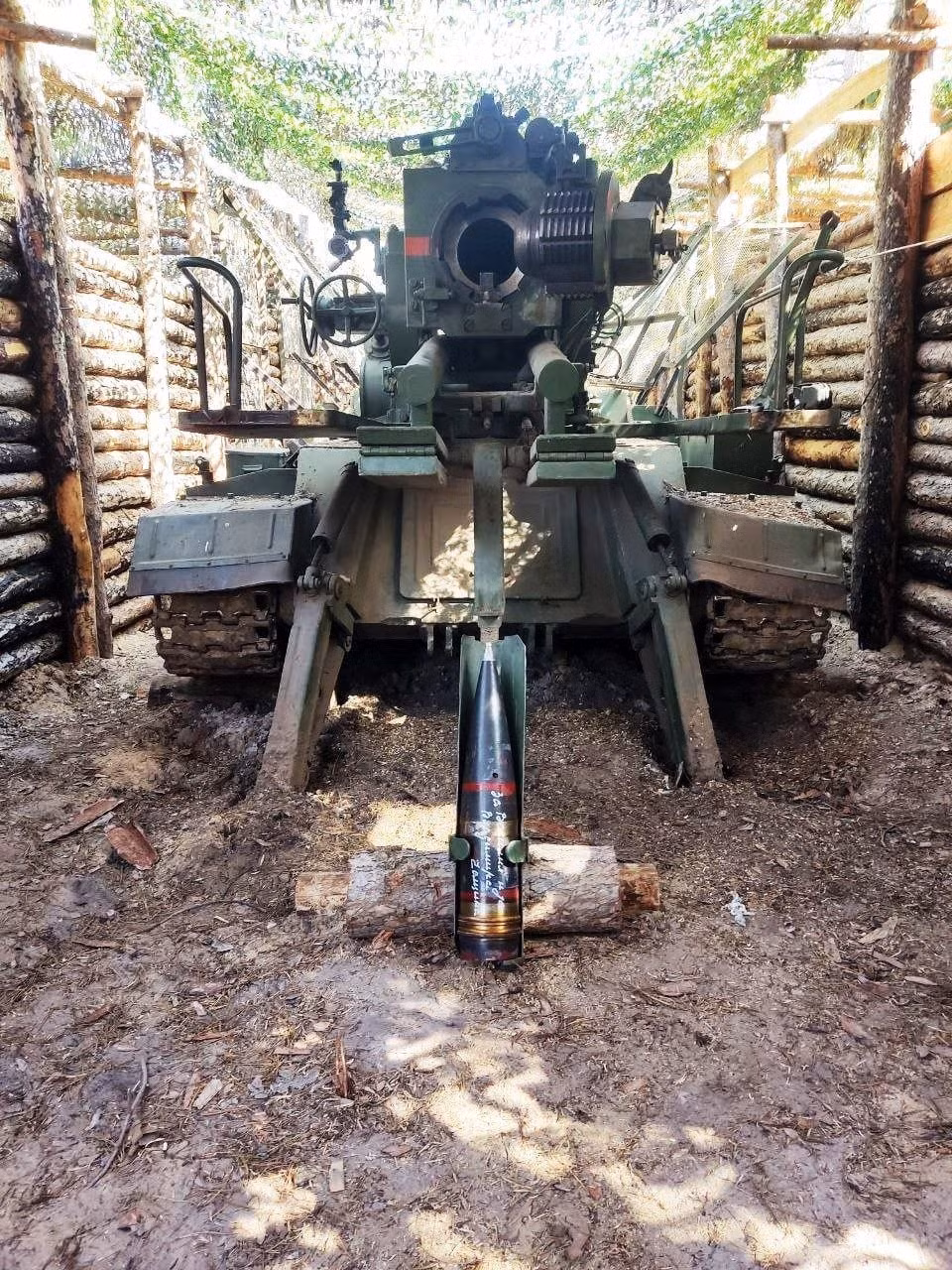 Cuối cùng cỡ đạn 170mm của Koksan, đặt ra những thách thức về mặt hậu cần đối với Nga. Do vũ khí này không thể sử dụng các loại đạn pháo tiêu chuẩn của Nga, nên Triều Tiên phải cung cấp một lượng lớn đạn pháo chuyên dụng cho Koksan. (nguồn ảnh KCNA, TASS, Ukrinform).