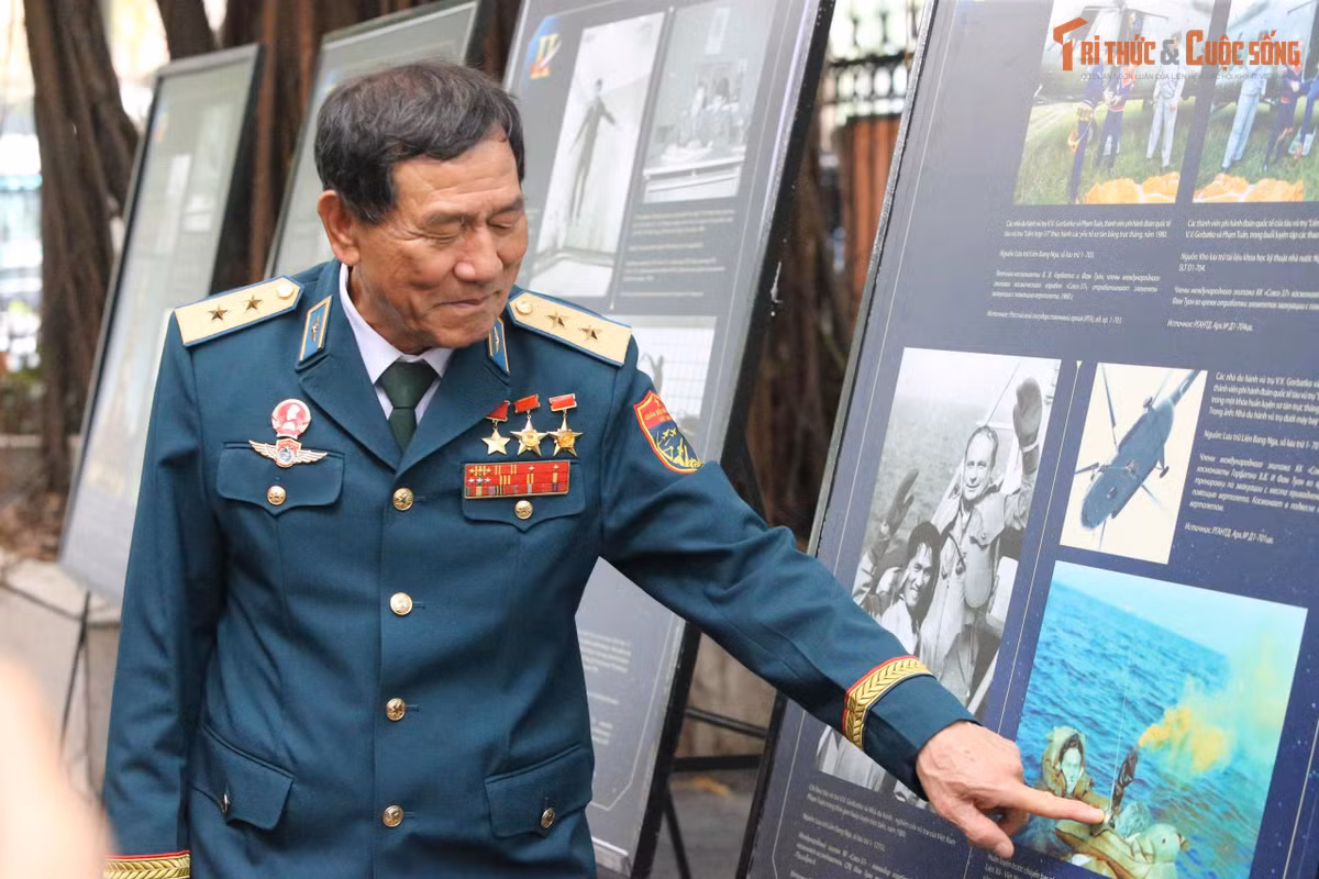 Tại không gian trưng bày, Trung tướng, Anh hùng Lực lượng vũ trang nhân dân Phạm Tuân - nhân chứng lịch sử trực tiếp của chuyến bay - đã chia sẻ những câu chuyện sống động, chân thực về hành trình từ huấn luyện, bay vào vũ trụ đến ngày trở về vinh quang. Ông cũng giao lưu, ký tặng đại biểu cuốn sách “Chuyến du hành vũ trụ lịch sử”.