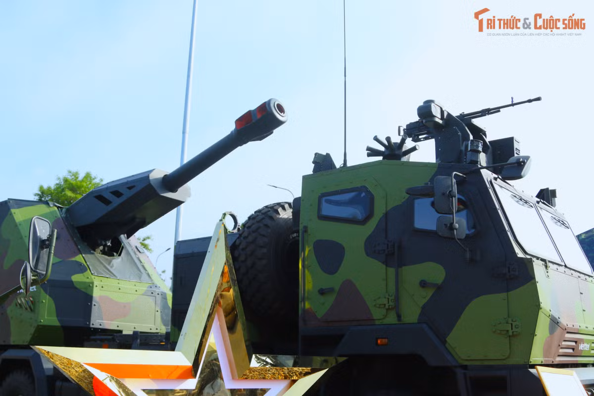 Tổ hợp được phát triển dựa trên khung gầm bánh lốp Kamaz 6x6m kết hợp với pháo D20 152 mm.