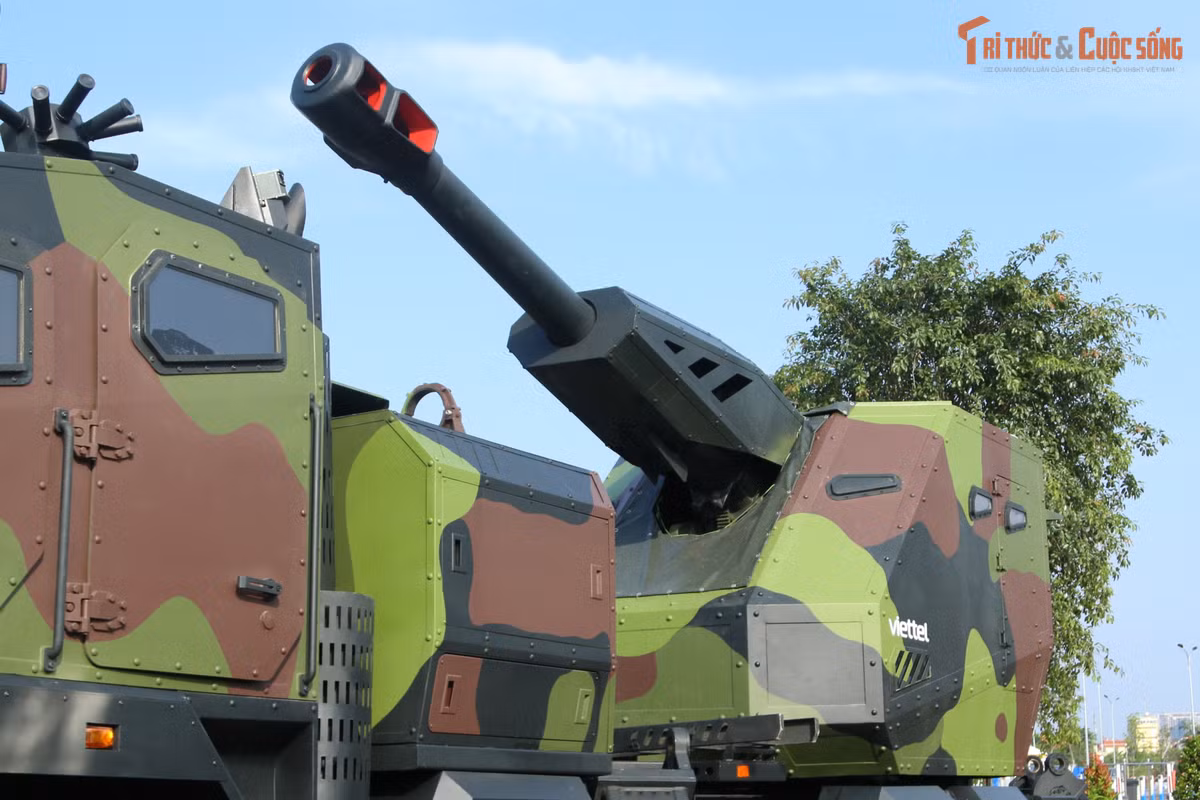 Pháo tự hành 152 mm được cấu tạo từ 7 phần gồm: tháp pháo 152 mm được gắn ở thân xe sau; hệ thống tác chiến điện tử gắn ngay trên tháp pháo; hệ thống tính toán đạn đạo và phần tử bắn; hệ thống súng phòng không tự động 12,7 mm; hệ thống cảnh báo laser; đạn khói và thông tin liên lạc.