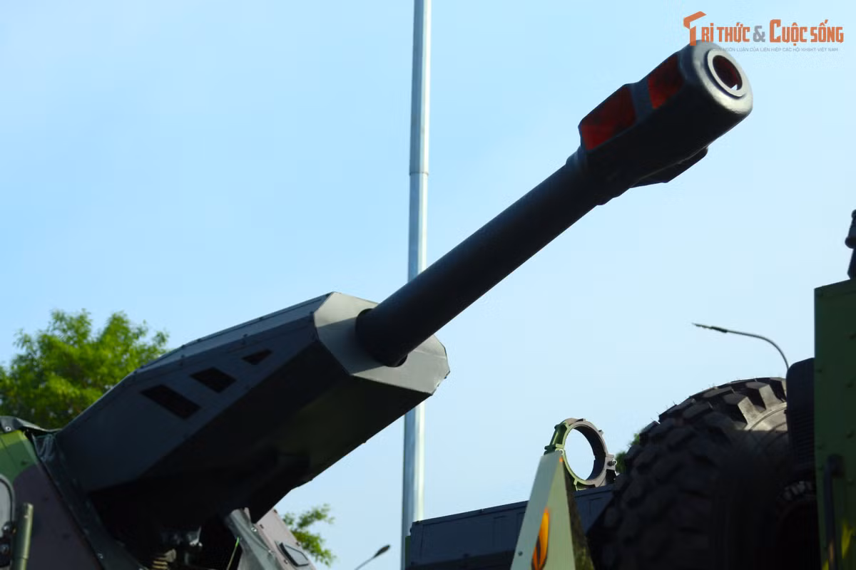 Về pháo D20 152 mm đây là dòng pháo mặt đất hạng nặng. Pháo được điều khiển tự động, tốc độ bắn tối đa 4 phát/phút; tầm bắn 17,4 km. Kíp chiến đấu của tổ hợp từ 5-6 người.