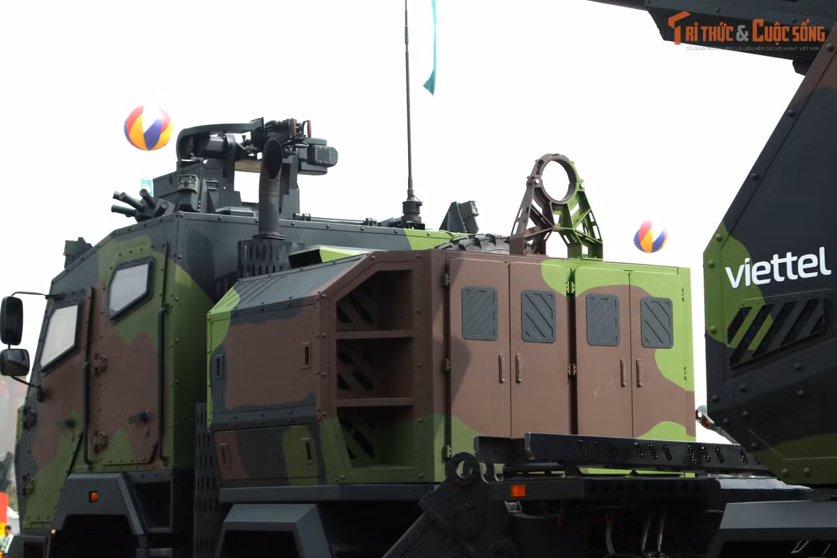 Hệ thống pháo tự hành 152 mm nhìn từ phía sau. Khi hành quân nòng pháo có thể được hạ xuống và cố định với khung xe.