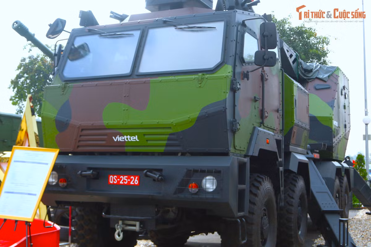 Về khung gầm pháo tự hành 152 mm, trọng lượng chiến đấu trên dưới 34 tấn, xe có thể di chuyển với vận tốc tối đa 70km/h trên đường nhựa.