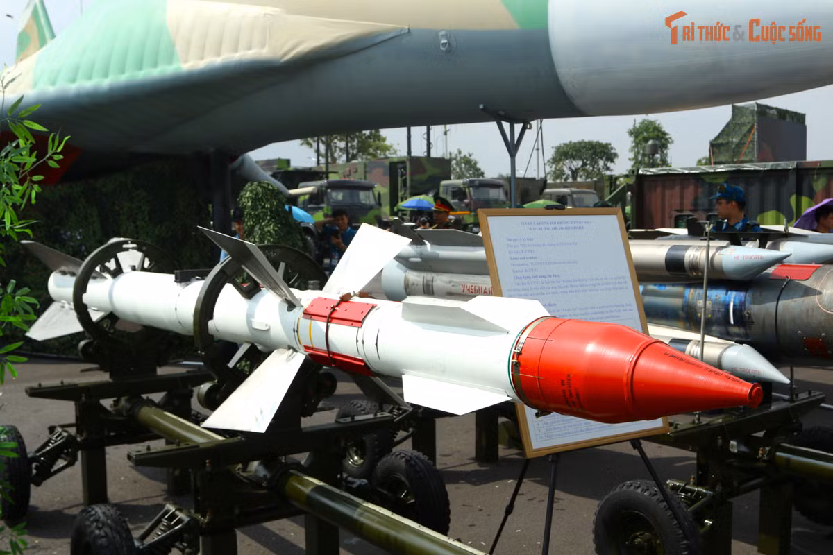 Tiếp đó là tên lửa không đối không R-27ER1, là loại tên lửa có đầu dẫn vô tuyến bán chủ động, dùng để tiêu diệt các mục tiêu trên không tầm xa trong mọi điều kiện thời tiết lẫn áp chế điện tử. Tên lửa có chiều dài 4,775 m, nặng 350 kg, khối lượng phần chiến đấu 39 kg; cự ly phóng cực đại là 70 km, cự ly phóng cực tiểu là 0,5 km; độ cao mục tiêu từ 0,02 - 27 km; tấn công tất cả các hướng.