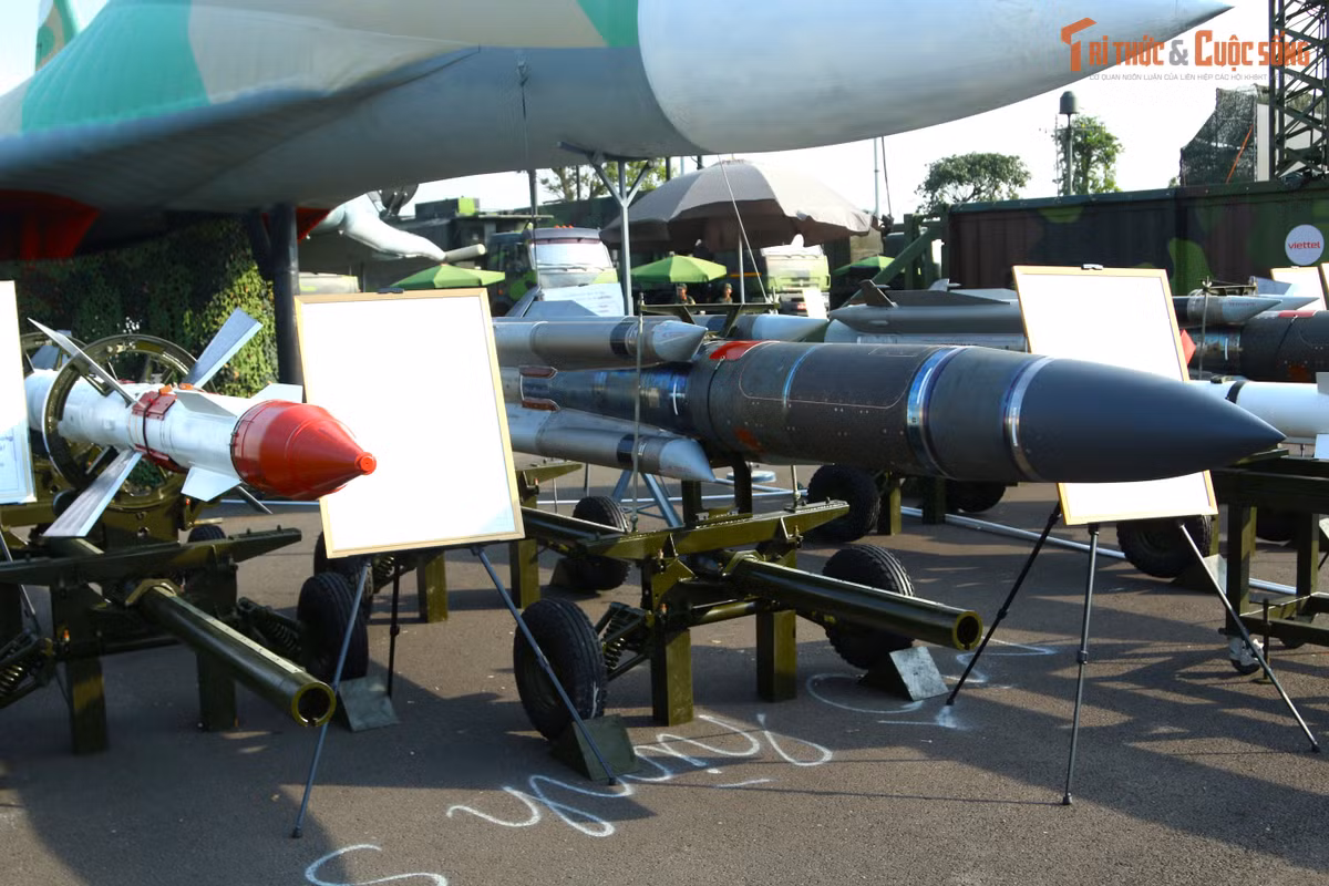 Kh-31A nặng 605 kg, khối lượng phần chiến đấu 94,5 kg, dài 4,7 m, đường kính 0,36 m; có cự ly phóng cực đại lên đến 50 - 70 km với mục tiêu có mặt phản xạ 5.000 m2; 25 km với mục tiêu có mặt phản xạ 500 m2.