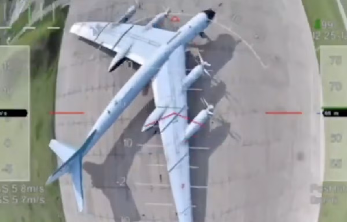 Loạt video được Kiev công bố, nhiều máy bay ném bom Nga đứng yên chịu trận khi máy bay không người lái cảm tử Ukraine lao xuống như mưa. Theo SBU, cuộc tấn công đã vô hiệu hóa 34% lực lượng không quân chiến lược của Nga.