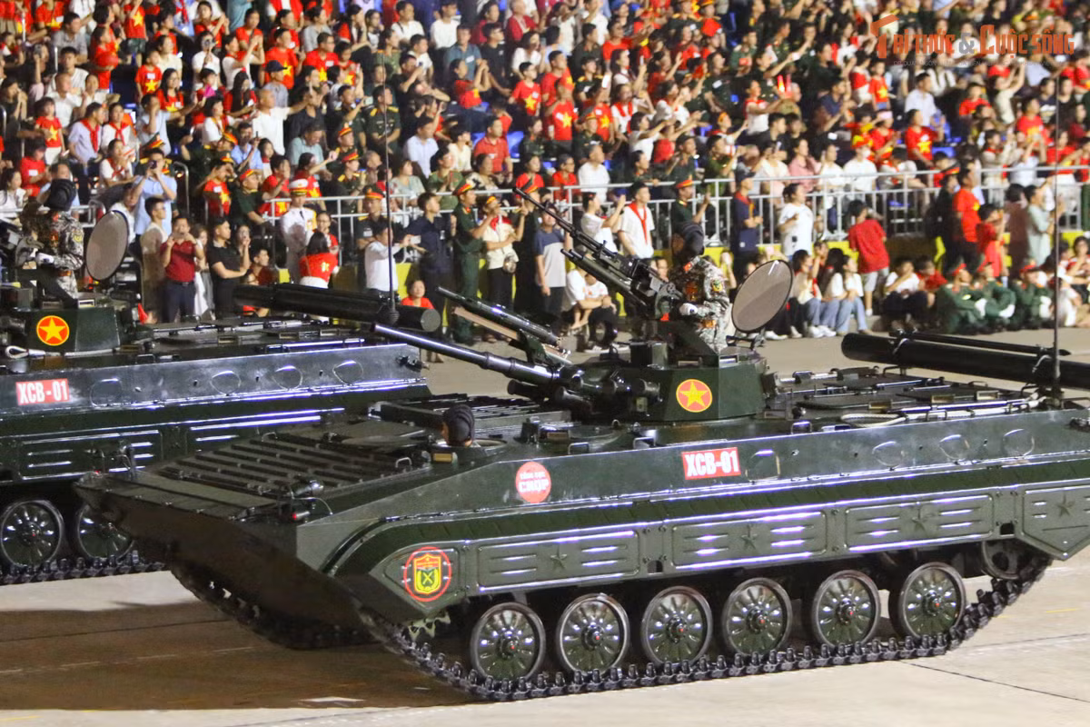 XCB-01 có tổng trọng lượng khoảng 15 tấn, được trang bị pháo chính cỡ 73mm với 40 viên đạn, sử dụng hệ thống nạp đạn bán tự động, cung cấp hỏa lực áp chế với đạn xuyên và đạn nổ phá mảnh. Cùng với đó là súng máy song song PTK 7,62mm với 2.000 viên đạn và súng máy phòng không 12,7mm trên nóc tháp pháo với 200 viên đạn -