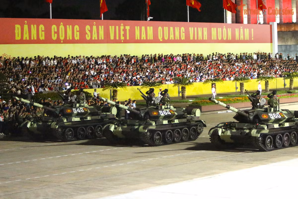 Đây là những pháo đài được bọc giáp vững chãi, trang bị pháo 100mm uy lực cùng với hệ thống súng máy phòng không 12,7mm và súng máy đầu trục 7,62mm mạnh mẽ. Với kíp xe 4 người, chúng là sự kết hợp hoàn hảo giữa hỏa lực mạnh, sức cơ động cao và khả năng tự bảo vệ tốt.