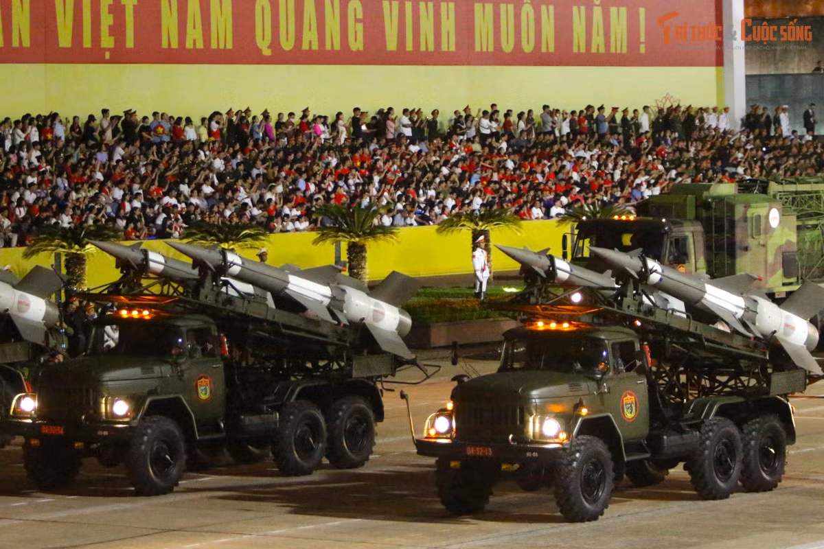 Tổ hợp tên lửa phòng không S-125-VT, phiên bản do Viettel hiện đại hóa của hệ thống tên lửa phòng không S-125M. Đây là tổ hợp có khả năng cơ động, độ tin cậy và hiệu quả chiến đấu cao trong môi trường tác chiến hiện đại.