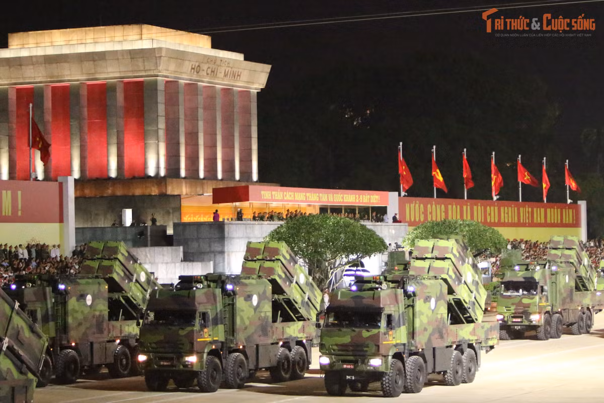 Mỗi xe chỉ huy tổ hợp tên lửa Trường Sơn có khả năng điều khiển cùng lúc 8 bệ phóng tự hành trong khu vực tác chiến. Mỗi bệ phóng mang theo 4 quả đạn tên lửa "Sông Hồng" do Viettel làm chủ hoàn toàn nghiên cứu, thiết kế, chế tạo.