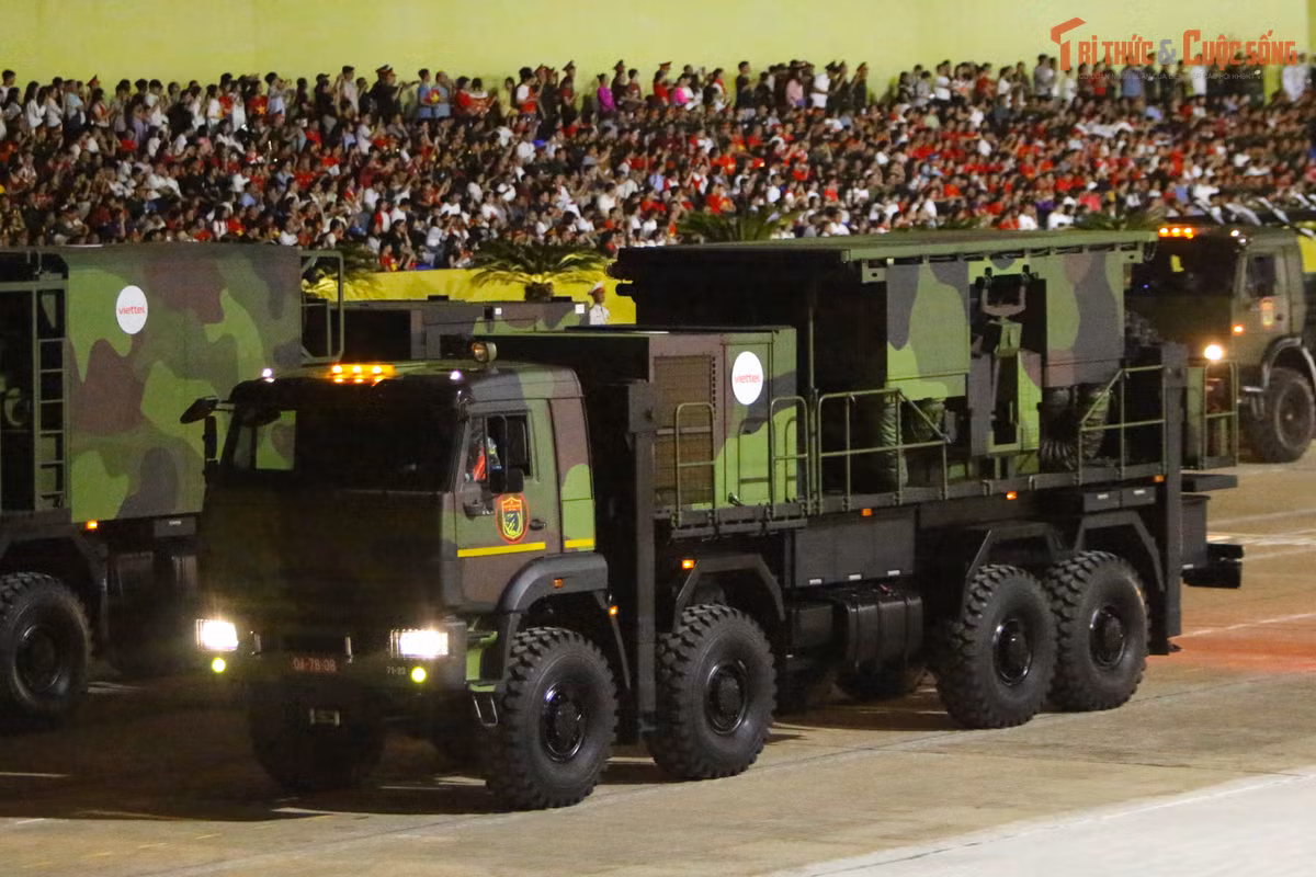 Tiếp theo là tổ hợp radar cảnh giới 3D VRS-MSSS. Đây là hệ thống radar đa nhiệm hiện đại có khả năng cảnh giới tầm trung và tăng cường hỗ trợ trên không cho các đơn vị không quân.