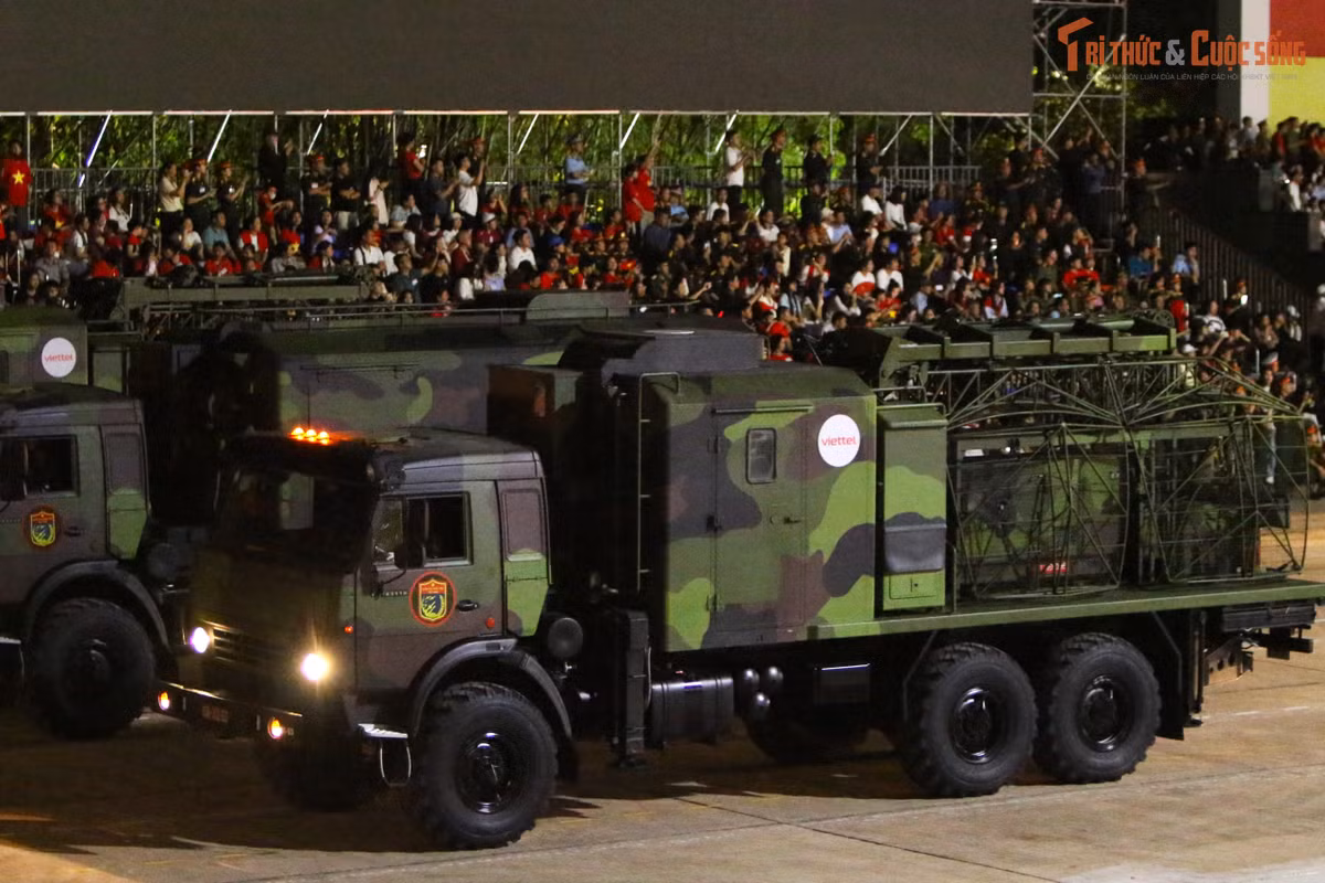 Trong ảnh là tổ hợp radar cảnh giới tầm thấp VRS-2DM cũng do Viettel nghiên cứu sản xuất. Các tổ hợp VRS-2DM đảm nhận vai trò đặc biệt trong tác chiến phòng không, thực hiện nhiệm vụ cảnh giới, chỉ thị mục tiêu chính xác cho các tổ hợp tên lửa phòng không góp phần bảo vệ vững chắc không phận Tổ quốc.