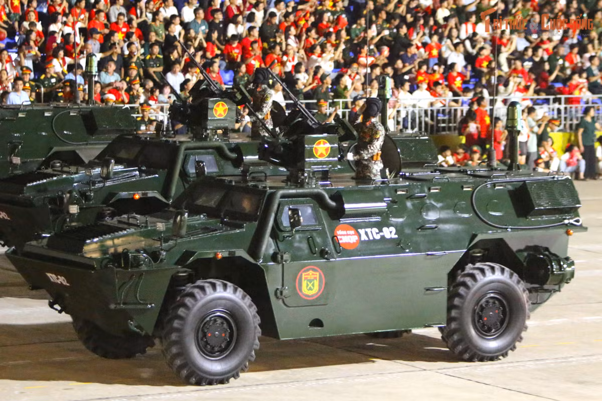 XTC-02 có thể chở theo 9 binh sĩ và kíp chiến đấu 3 người. Những phương tiện chiến đấu hiện đại này đã trải qua huấn luyện, diễn tập và đạt thành tích xuất sắc góp phần nâng cao sức mạnh chiến đấu của Quân đội nhân dân Việt Nam. XCB-01 và XTC-02 cũng là minh chứng cho sự phát triển vượt bậc của ngành công nghiệp quốc phòng Việt Nam.