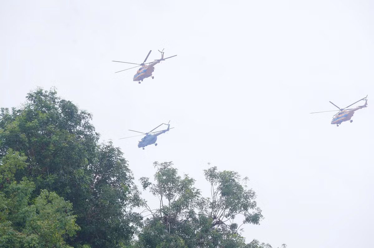 Lúc 11h đoàn trực thăng bay qua Quảng trường Ba Đình đã thu hút rất đông người dân tập trung đứng xem và ghi lại cảnh tượng hiếm có.