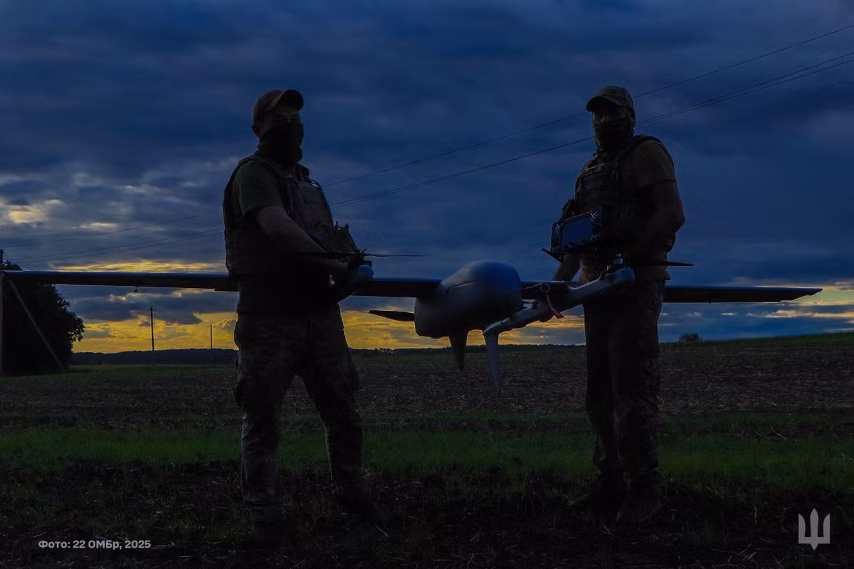 Binh sĩ Lữ đoàn cơ giới số 2 của quân đội Ukraine điều khiển thiết bị bay không người lái (UAV) Poseidon. Ảnh: Bộ Quốc phòng Ukraine/X