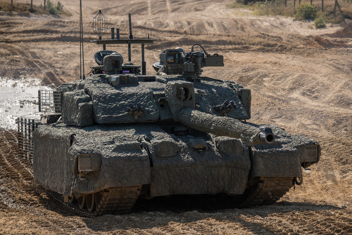 Phiên bản TES (Theatre Entry Standard) được phát triển để đáp ứng nhu cầu tác chiến tại các khu vực xung đột như Trung Đông, với các cải tiến tập trung vào giáp bảo vệ, hệ thống điện tử. và khả năng thích nghi với các mối đe dọa phi đối xứng như thiết bị nổ tự chế (IED) và vũ khí chống tăng.