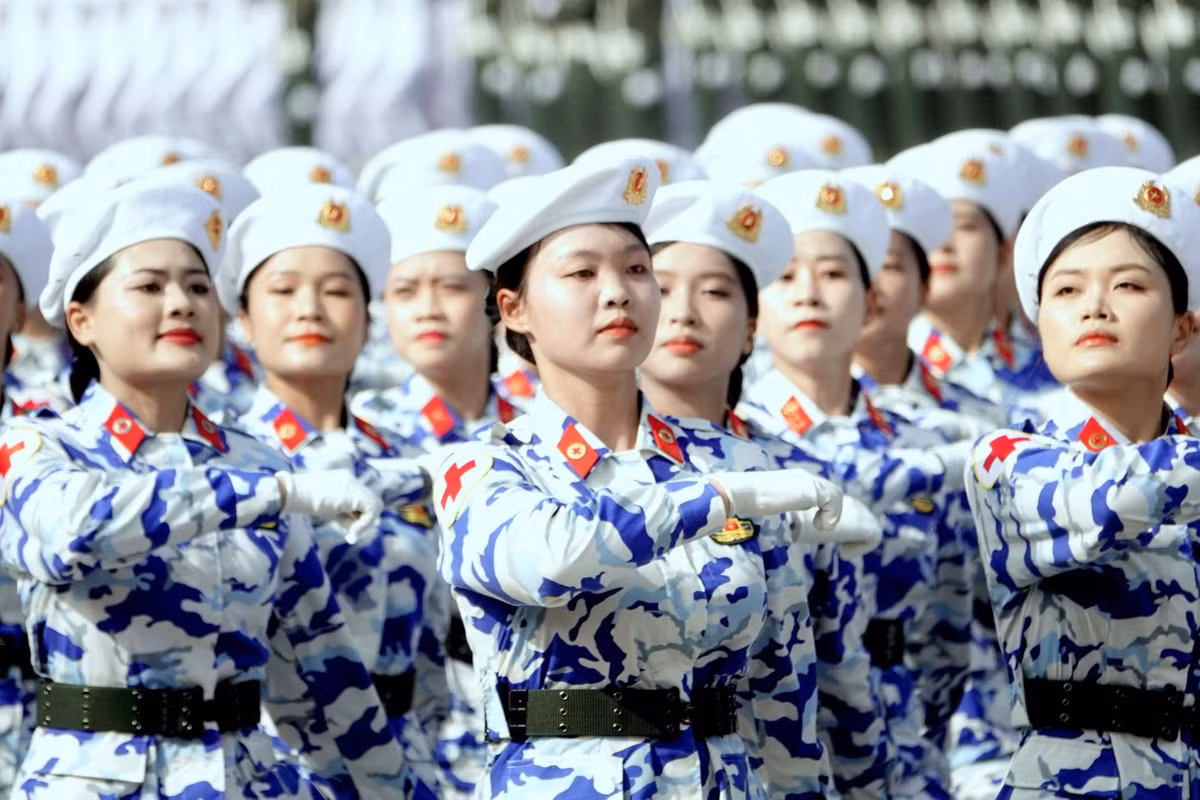 Khối nữ sĩ quan Quân y hợp luyện diễu binh với mẫu trang phục mới. Ảnh: Nguyễn Minh