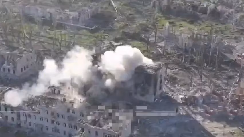 Hiện các mũi tiến công của RFAF đang đánh mạnh ở phía tây ngôi làng Zarya; trong khi quân Ukraine tại Konstantinovka đang cố gắng ngăn chặn bước tiến của quân Nga ở phía nam thành phố, bằng tuyến phòng thủ Staraya Nikolaevka – Gnatovka (Ignatovka), trên cả hai bờ sông Kalinovka.