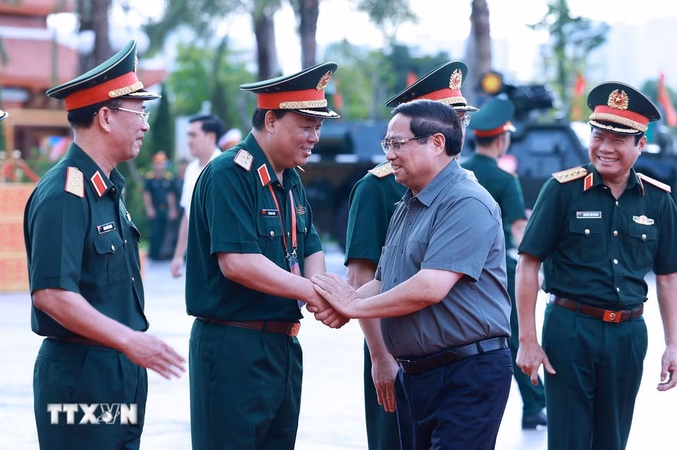 Thủ tướng Phạm Minh Chính với lãnh đạo Bộ Quốc phòng. Ảnh: Dương Giang/TTXVN