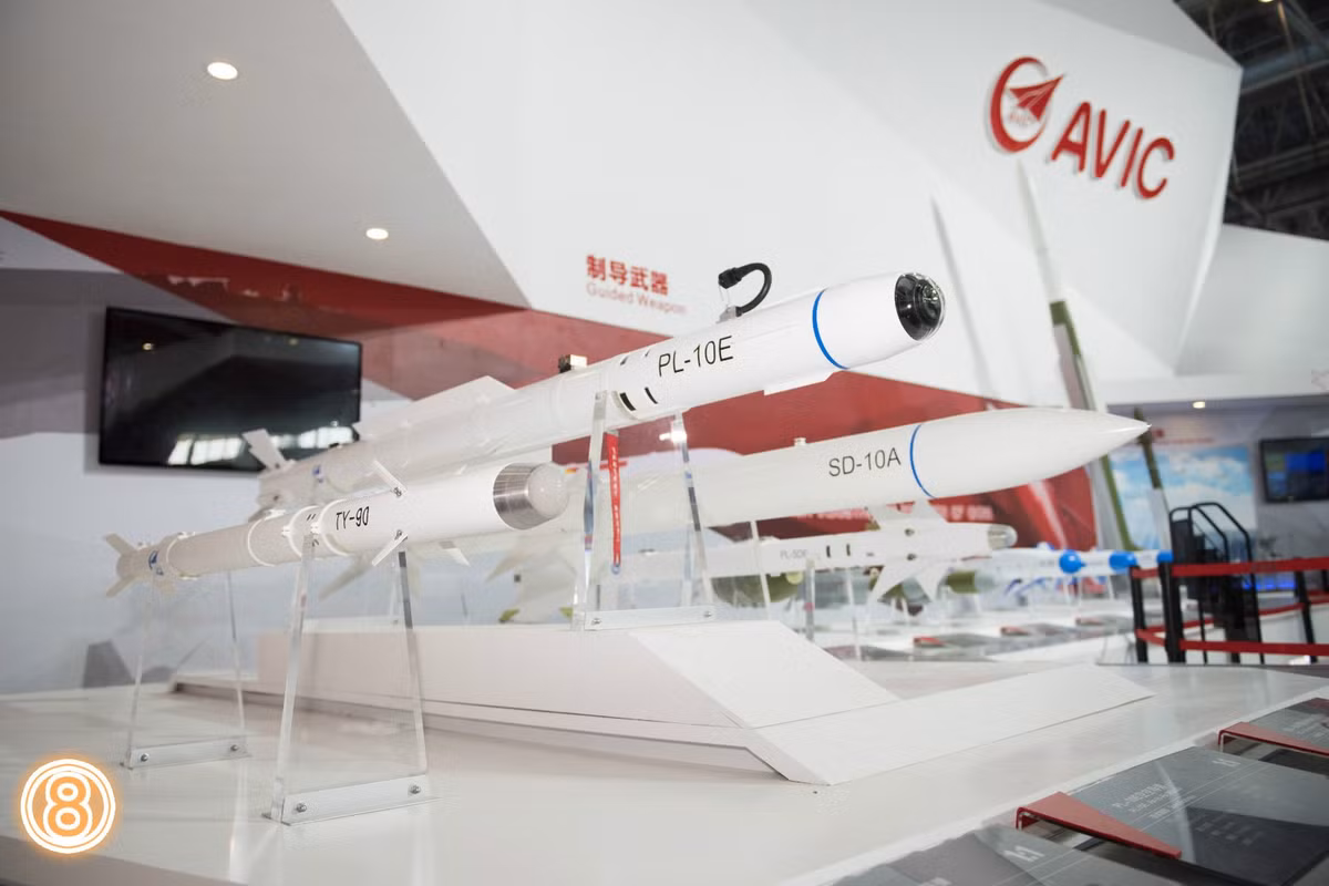 Các nhà phân tích quân sự cũng nhấn mạnh rằng, PL-16 sẽ không thay thế tên lửa PL-17 lớn hơn, vốn vẫn là tên lửa không đối không có tầm bắn xa nhất của Trung Quốc, có khả năng tấn công mục tiêu ở khoảng cách 350 đến 430 km. PL-17 có chung đặc điểm thiết kế với tên lửa phòng không mặt đất HQ-22. Ảnh: @ MilitaryLeak.