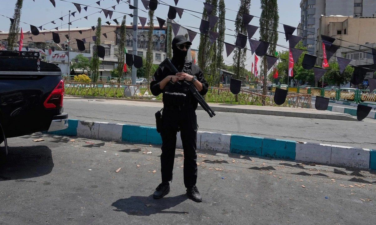 Theo cơ quan an ninh Iran, các điệp viên cũng hoạt động trên không gian mạng, nhằm gây bất ổn trên môi trường thông tin. Cơ quan an ninh Iran xác định, những người bị giam giữ đã thu thập thông tin về các cơ sở chiến lược, thực hiện giám sát bí mật và cũng chuẩn bị cơ sở hạ tầng cho các hoạt động lật đổ có thể xảy ra.