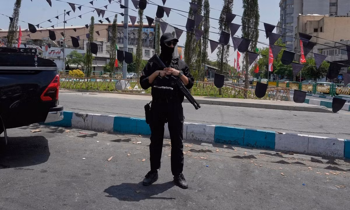 Theo cơ quan an ninh Iran, các điệp viên cũng hoạt động trên không gian mạng, nhằm gây bất ổn trên môi trường thông tin. Cơ quan an ninh Iran xác định, những người bị giam giữ đã thu thập thông tin về các cơ sở chiến lược, thực hiện giám sát bí mật và cũng chuẩn bị cơ sở hạ tầng cho các hoạt động lật đổ có thể xảy ra.