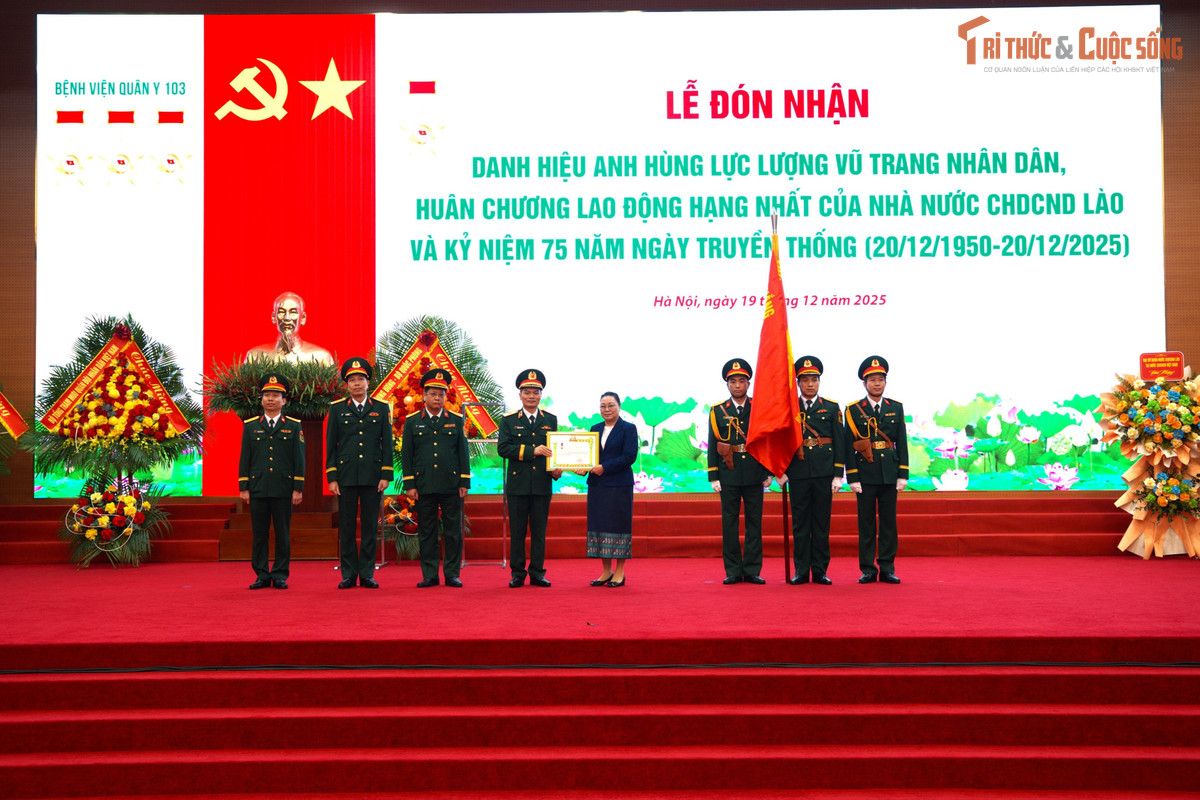 kto-tr_dong-chi-kham-phau-o-tha-van-dai-su-dac-menh-toan-quyen-nuoc-chdcnd-lao-tai-viet-nam-trao-huan-chuong-lao-dong-hang-nhat-cua-nha-nuoc-chdcnd-lao-tang-benh-vien-4903.jpg