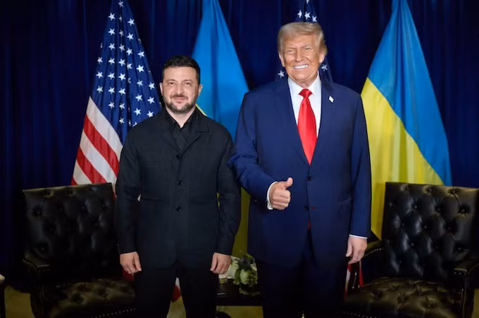 Tổng thống Mỹ Donald Trump và Tổng thống Ukraine Volodymyr Zelensky chụp ảnh trước cuộc gặp tại New York vào ngày 23/9/2025, bên lề kỳ họp Đại hội đồng Liên hợp quốc khoá 80. Ảnh: Văn phòng Tổng thống Ukraine