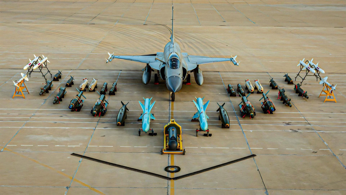 Tiêm kích JF-17 và hệ thống vũ khí nó có thể mang theo. iraq-acquires-jf-17-block-iii-fighter-jets-from-pakistan.jpg