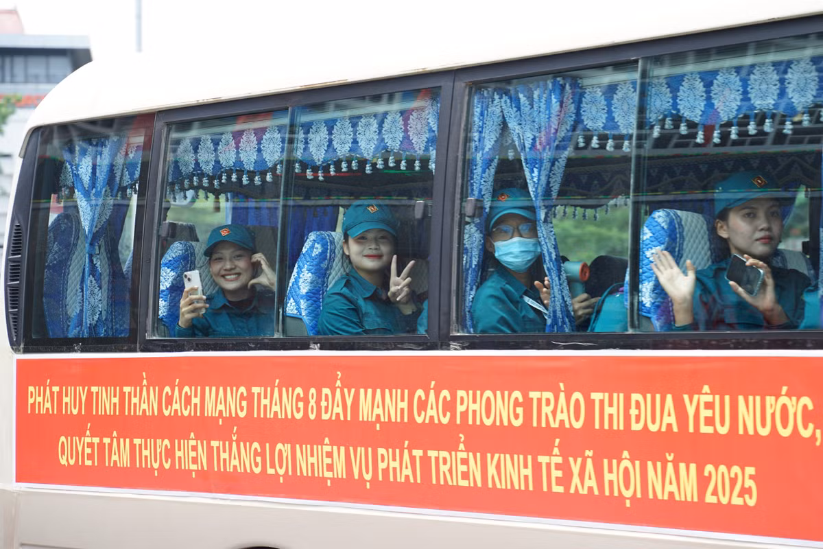 Đoàn diễu binh chào người dân chuẩn bị về điểm tập kết. Ảnh: Diệu Hằng.