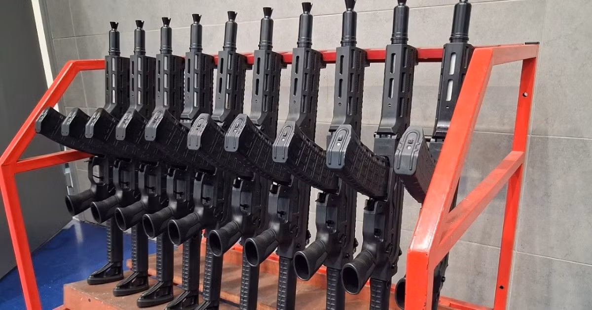 Súng AM-17 sử dụng cơ cấu nạp đạn bằng khí nén với hành trình nạp đạn ngắn; khóa nòng được khóa chặt vào ba chốt khóa bằng cách xoay ngược chiều kim đồng hồ. Súng trường này tương thích với tất cả các loại đạn chiến đấu 5,45 mm được Quân đội Nga sử dụng.