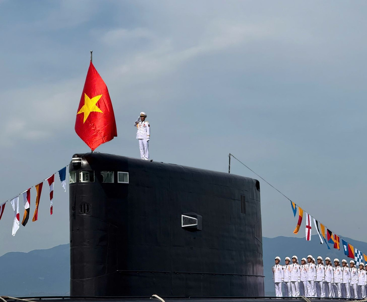 Tàu ngầm lớp kilo tham gia luyện tập diễu binh trên biển.