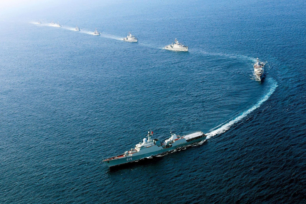 Lực lượng tàu mặt nước của Hải quân luyện tập diễu binh trên biển.