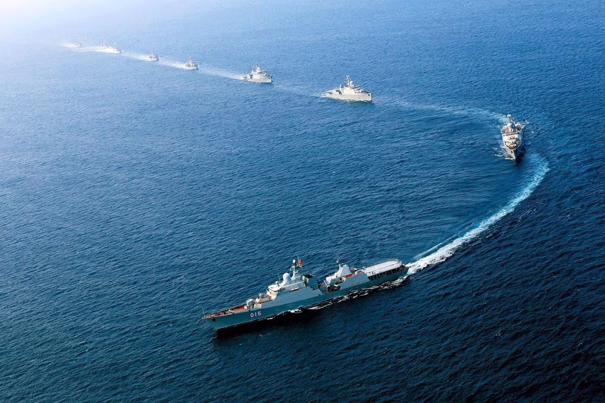 Lực lượng tàu mặt nước của Hải quân luyện tập diễu binh trên biển.