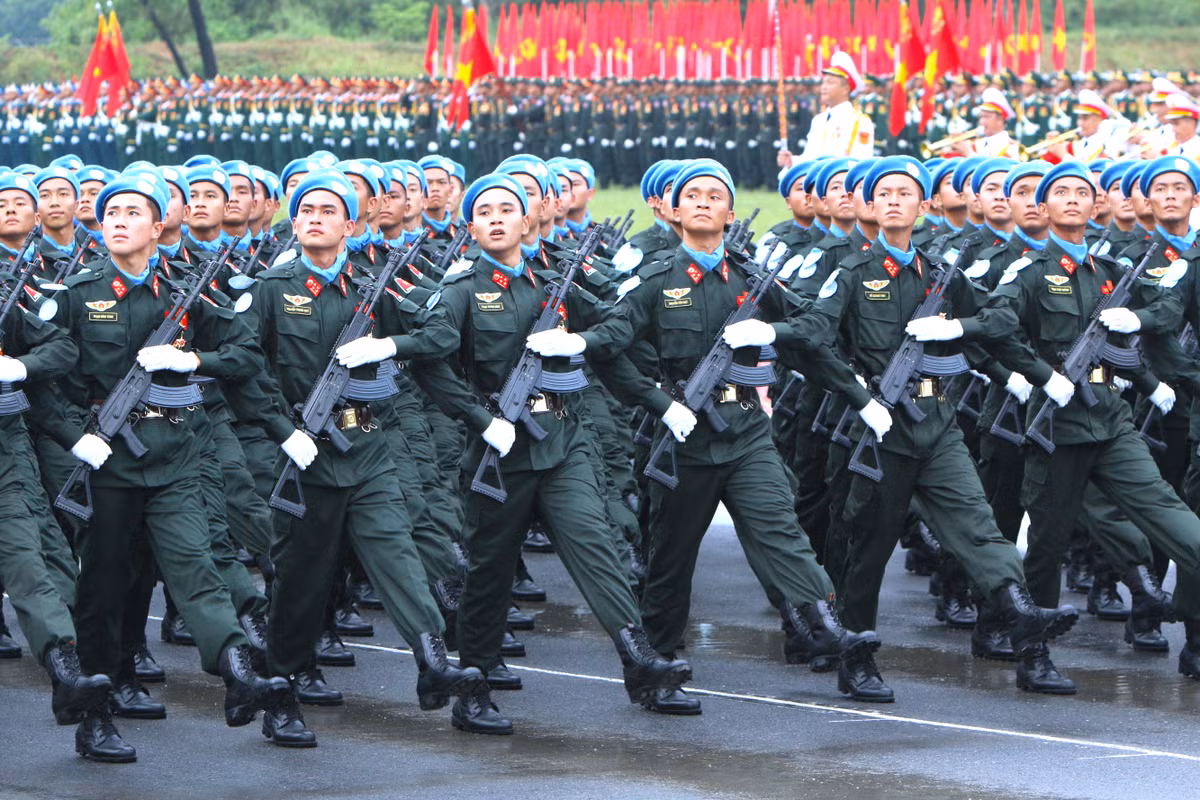 Các chiến sĩ thể hiện khí thế hùng tráng qua những bước chân đều tăm tắp.