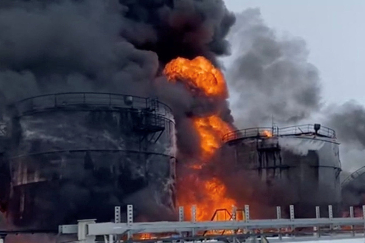 Kênh Telegram Crimean Wind ngày 3/8 đưa tin sân bay Sochi đã áp đặt hạn chế tiếp nhiên liệu sau vụ tấn công vào bồn chứa, buộc một số chuyến bay khởi hành từ đây phải hạ cánh tại các sân bay khác để tiếp thêm nhiên liệu.